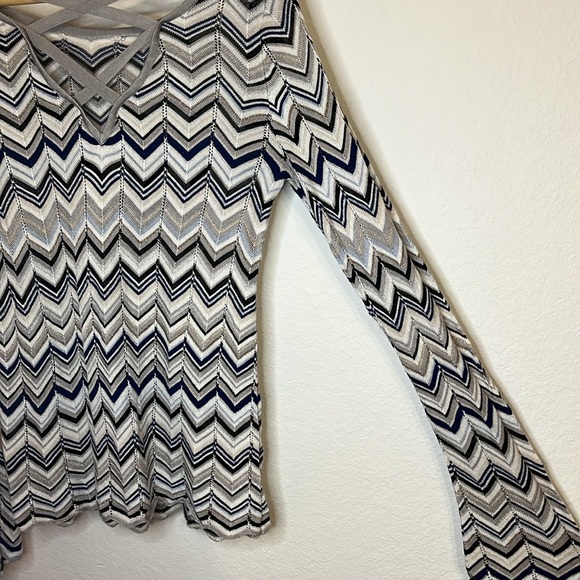 White House Black Market ZigZag Cross-Back White, Blue, Gray Sweater in Medium - Picture 10 of 16